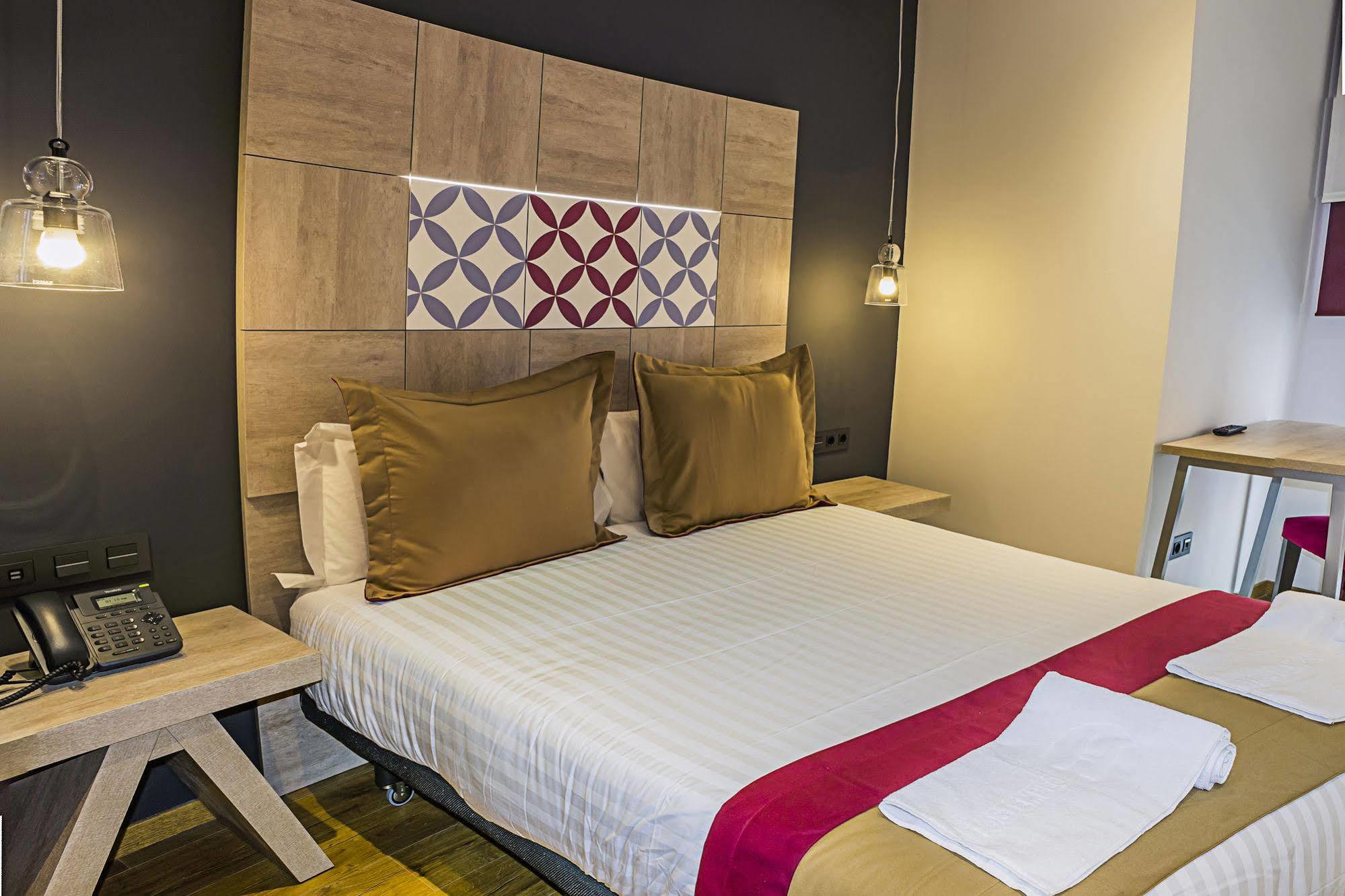 Boutique Hostemplo Sagrada Familia Hotel Barcelona Bagian luar foto
